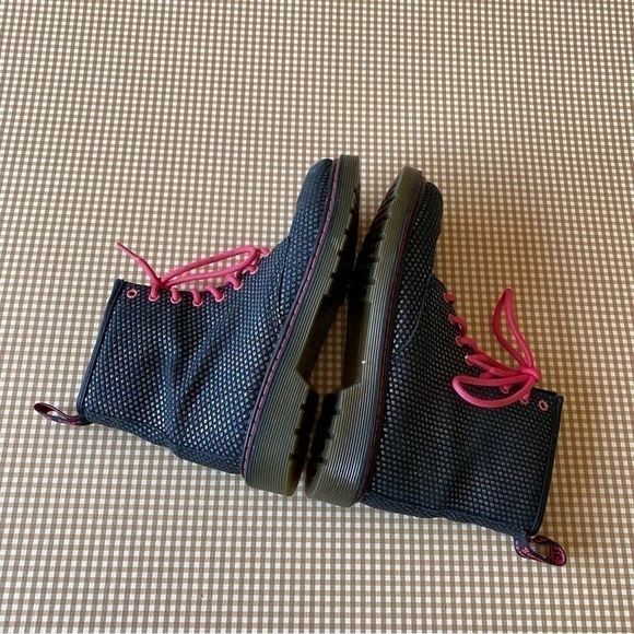 Dr. Martens Delaney Black Pebbled Iridescent
Metallic Boots. Size 5 Women's - Picture 6 of 16